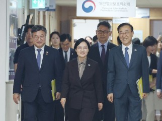 한성숙 국무총리가 3일 서울 종로구 정부서울청사에서 열린 행정·공공기관 이전 및 공공기관 기능 개혁 관련 기자회견을 위해 이동하고 있다. 왼쪽부터 윤호중 행정안전부 장관, 한 총리, 허장 재정경제부 2차관, 김윤덕 국토교통부 장관. [연합]