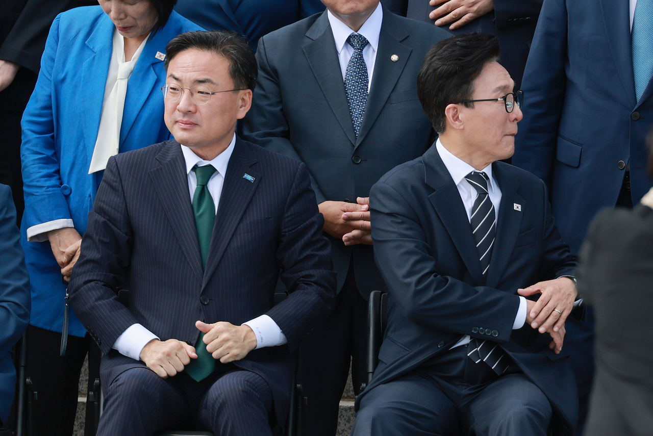 김민석(오른쪽) 더불어민주당 대표와 신장식 조국혁신당 대표가 지난 3일 국회 본청 앞에서 22대 국회 후반기 정기국회 개원 기념사진을 촬영 시작을 기다리고 있다. [연합]