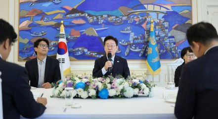 이재명 대통령이 4일 청와대에서 열린 시민사회 초청 간담회에서 인사말을 하고 있다. 국정 쇄신을 위한 8·30 개각 발표 이후에도 지지율 하락세가 이어진 것으로 나타난 가운데 이 대통령은 에마뉘엘 마크롱 프랑스 대통령의 초청으로 6일부터 3박 4일간 프랑스를 국빈방문해 'K-콘텐츠' 세일즈에 나선다.  [연합]