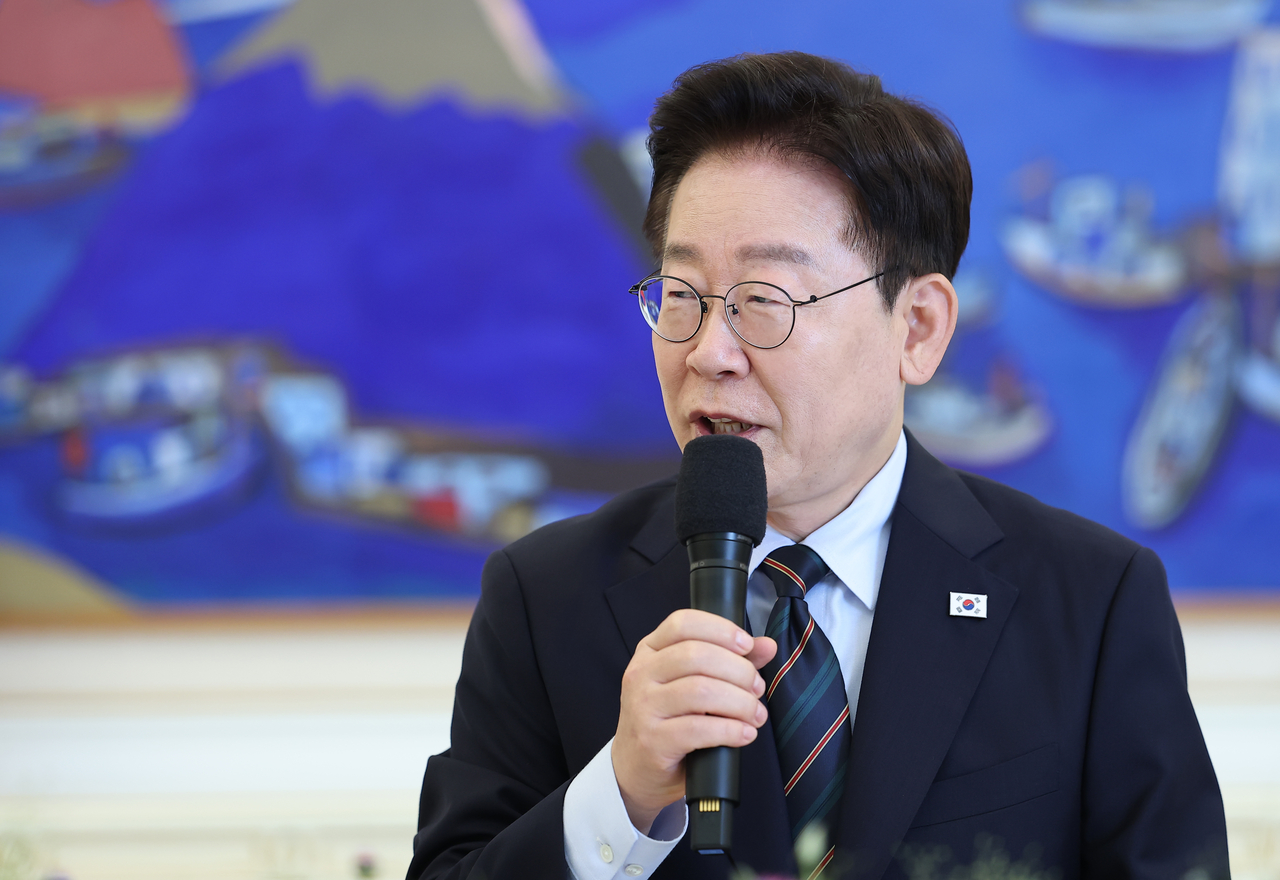 이재명 대통령이 4일 청와대에서 열린 시민사회 초청 간담회에서 인사말을 하고 있다. [연합]
