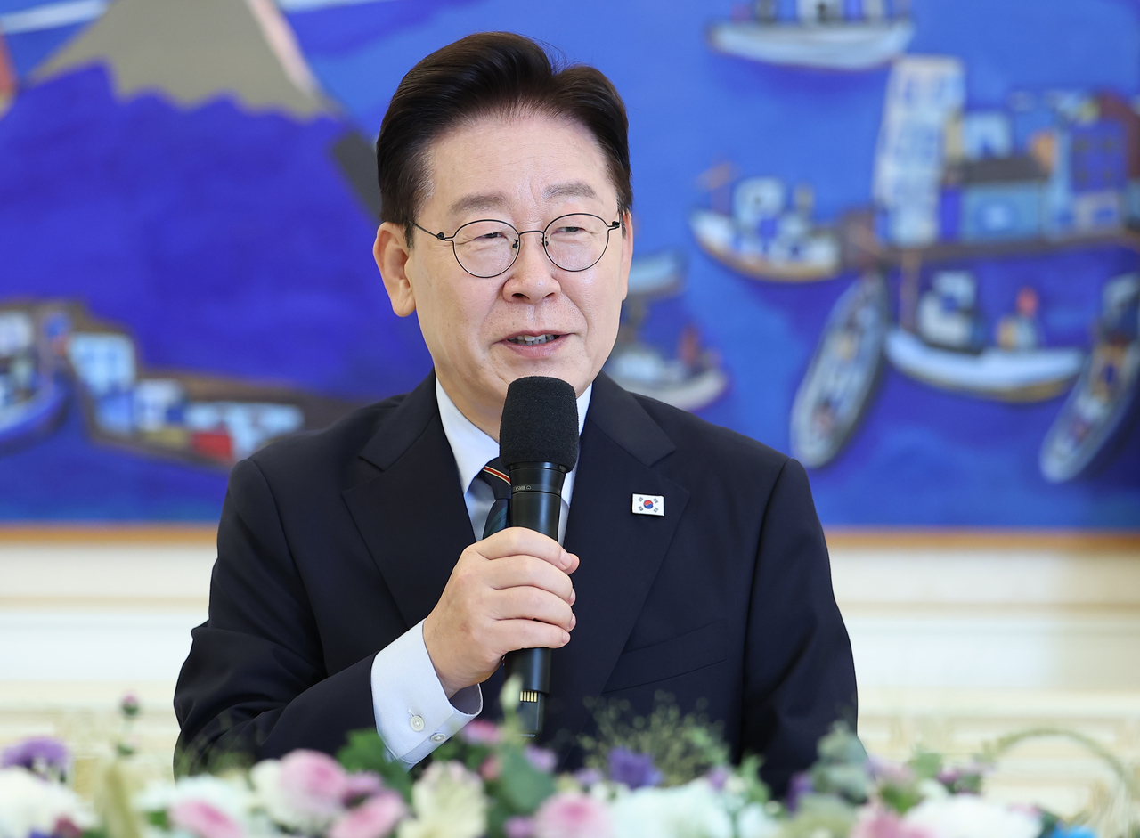 President Lee Jae Myung delivers opening remarks at a meeting with civil society representatives held at Cheong Wa Dae on Friday. [Yonhap]