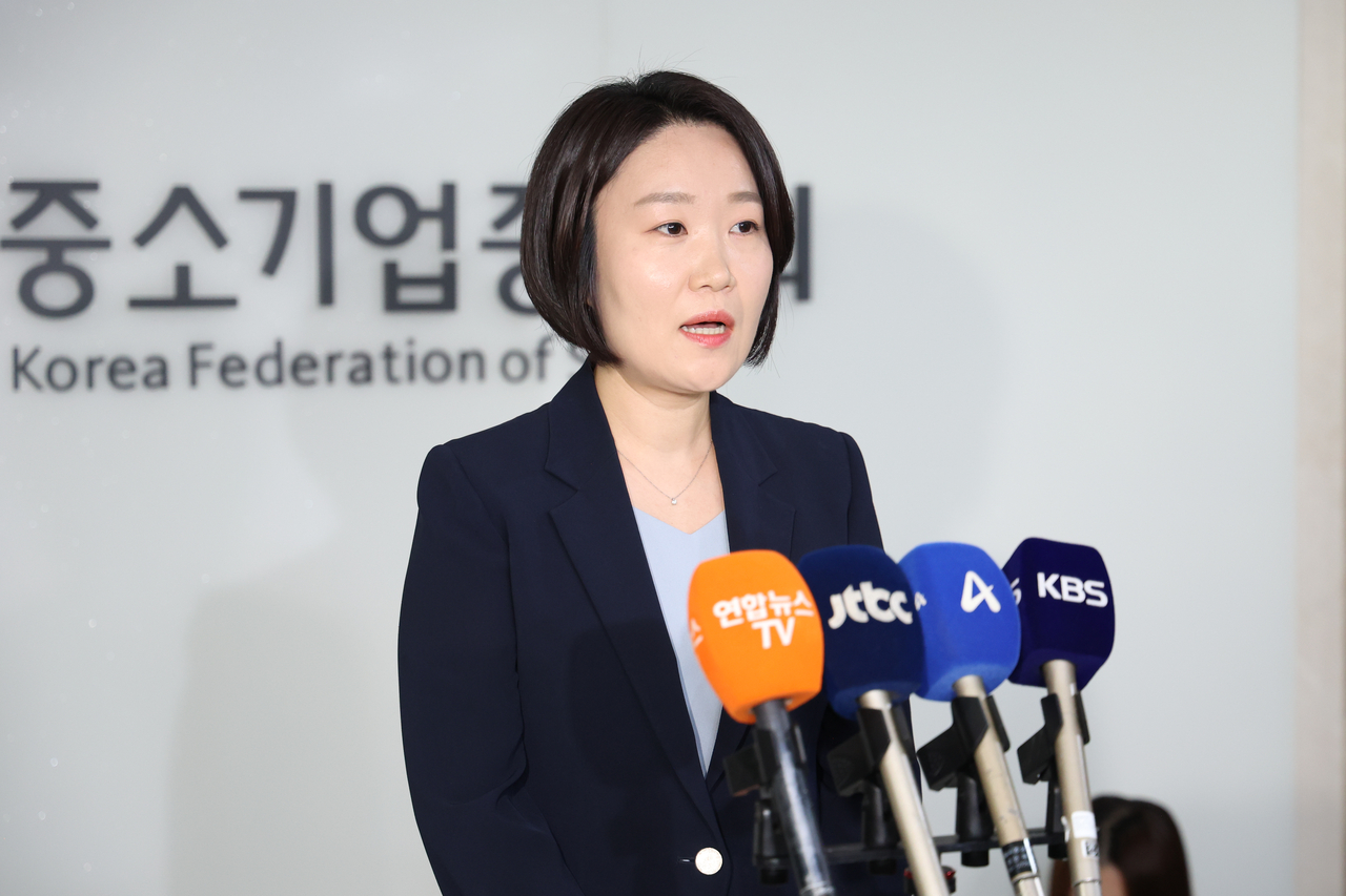 Lee So-young, nominee for minister of SMEs and Startups, speaks to reporters Friday after a meeting at the Korea Federation of SMEs in Yeouido, Seoul. [Yonhap]