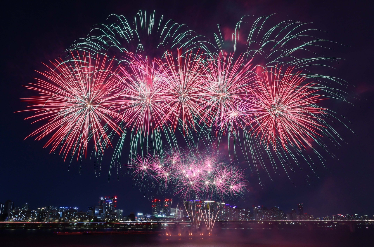 서울세계불꽃축제 2026을 하루 앞둔 지난 4일 서울 영등포구 여의도 한강공원 일대에서 열린 ‘프리덤 250 기념 불꽃쇼 및 드론쇼’가 열리고 있다. [연합]