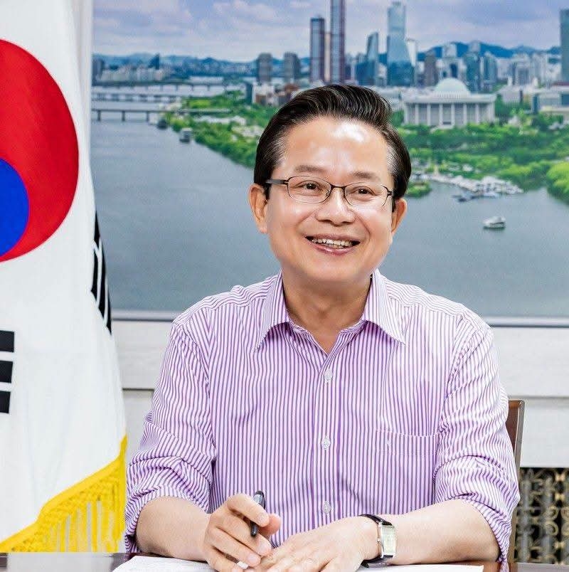 Former Yeongdeungpo-gu District Mayor Choi Ho-kwon