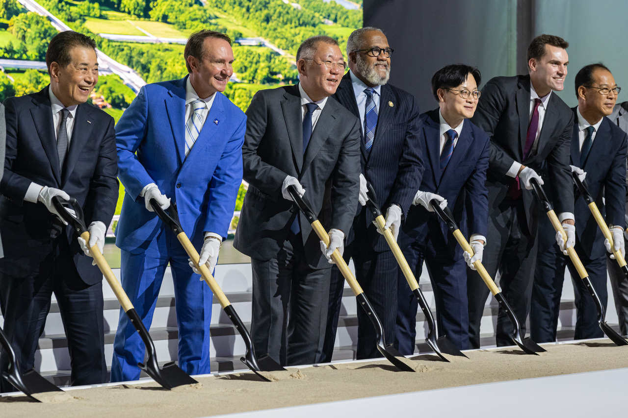 Officials and business leaders break ground for the Hyundai-POSCO Louisiana Steel plant in Ascension Parish, Louisiana, on Friday. From left are Posco Group Chair Chang In-hwa, Louisiana Gov. Jeff Landry, Hyundai Motor Group Executive Chair Chung Euisun, US Rep. Troy Carter, South Korean Industry Minister Kim Jung-kwan, US Commerce Under Secretary William Kimmitt and Hyundai Steel President Lee Bo-ryong. (Hyundai Steel)
