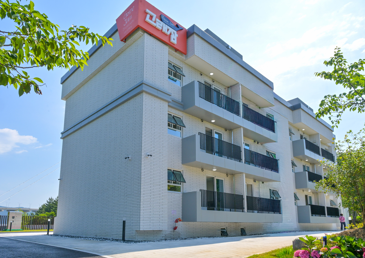 Goraejam, a family-oriented tourist lodging facility in Jangsaengpo, Ulsan, converted from a former navy quarters, is drawing overnight visitors from across the country. [Provided by Ulsan Nam-gu Office]