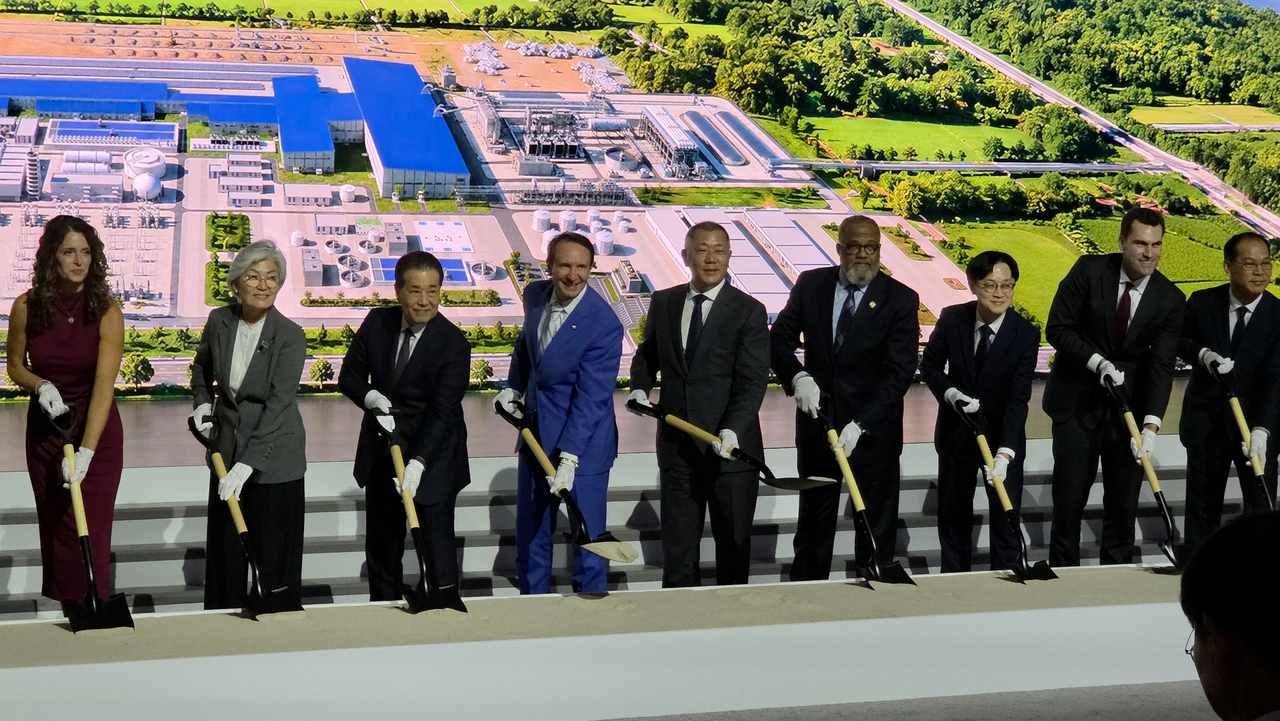 From left:  US Representative Julia Letlow, South Korean Ambassador to the US Kang Kyung-wha, Posco Group Chair Chang In-hwa, Louisiana Governor Jeff Landry, Hyundai Motor Group Executive Chair Chung Euisun, US Representative Troy Carter, South Korean Industry Minister Kim Jung-kwan, US Under Secretary of Commerce for International Trade William Kimmitt and Hyundai Steel CEO Lee Bo-ryong, pose with ceremonial shovels during a groundbreaking ceremony for Hyundai-Posco Louisiana Steel in Ascension Parish, Louisiana, on Friday. (Joint Press Corps.)
