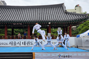 Seoul resumes taekwondo performances after attracting 20,000 visitors