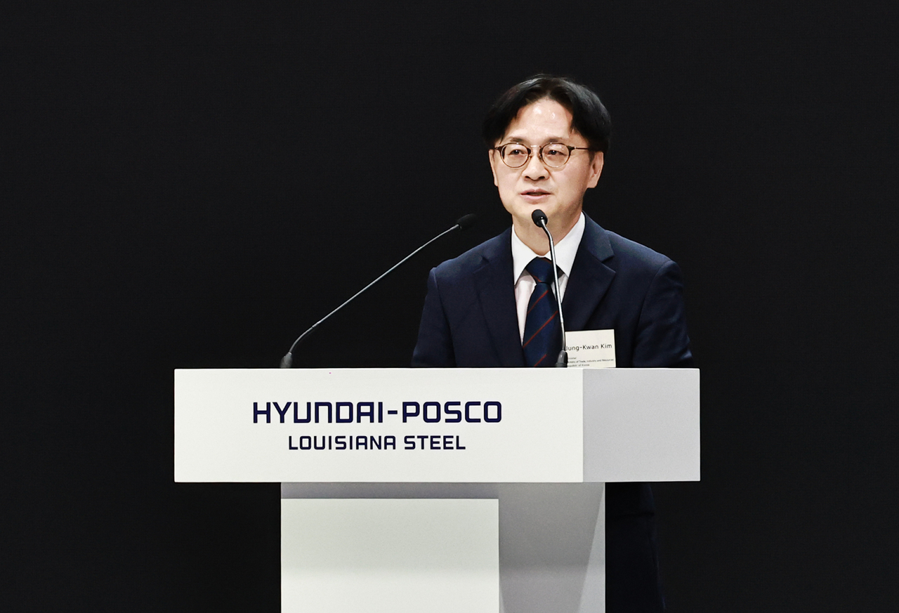 Industry Minister Kim Jung-kwan speaks at the groundbreaking ceremony for Hyundai Steel and Posco’s electric arc furnace steel mill in Donaldsonville, Louisiana, Thursday. (Ministry of Trade, Industry and Energy, provided by Yonhap)