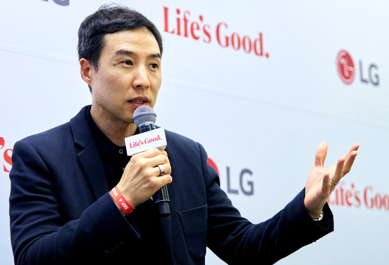 노범준 LG전자 HS AI홈설루션사업개발담당 상무가 4일(현지시간) 독일 베를린 ‘IFA 2026’ LG전자 부스에서 열린 테크 브리핑에서 새롭게 선보이는 ‘씽큐클로’에 대해 설명하고 있다. [LG전자 제공]