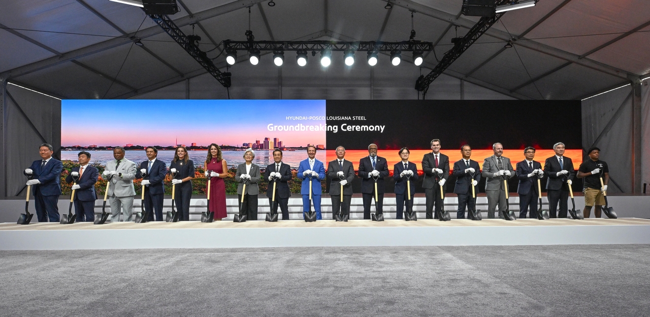 Officials break ground at the HPLS groundbreaking ceremony held Friday (local time) in Donaldsonville, Louisiana. From left: Posco Group Chairman Jang In-hwa, Louisiana Governor Jeff Landry, Hyundai Motor Group Executive Chair Euisun Chung, US Rep. Troy Carter, Minister of Trade, Industry and Energy Kim Jung-kwan, US Commerce Undersecretary for International Trade William Kimmitt, and Hyundai Steel President Lee Bo-ryong. [Hyundai Steel]