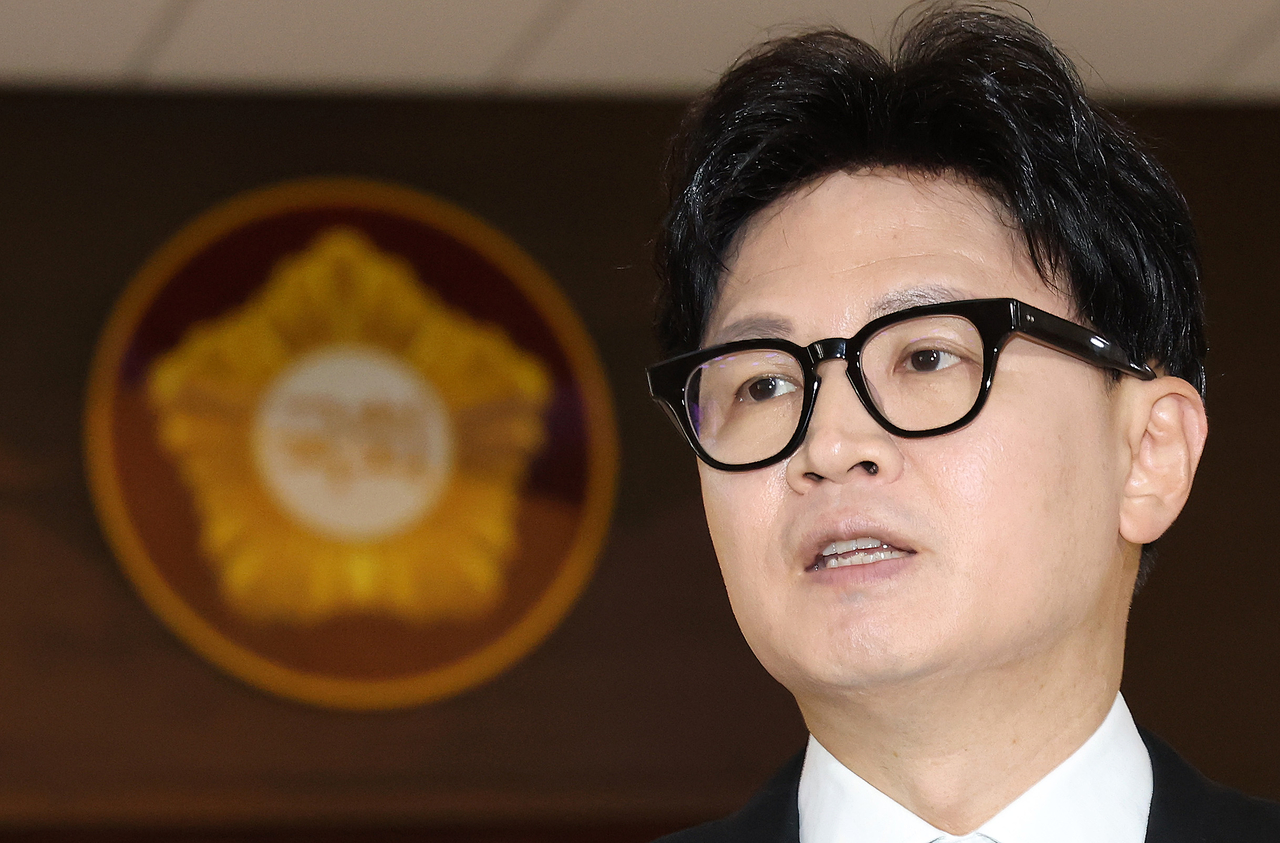 한동훈 무소속 의원이 3일 국회에서 열릴 예정인 본회의에 참석하며 김승원 법무부 장관 후보자를 둘러싼 의혹과 관련한 취재진 질의에 답하고 있다. [연합]