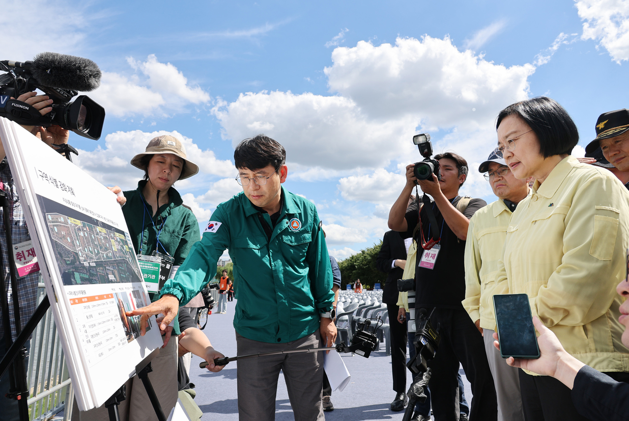 Prime Minister Han Seong-sook inspects safety management measures at the Seoul World Fireworks Festival 2026 at Yeouido Han River Park in Seoul on Saturday. [Yonhap]