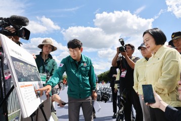 한성숙 국무총리가 5일  서울 여의도 한강공원 서울세계불꽃축제2026 축제장을 찾아 안전관리대책을  점검하고 있다. [연합]