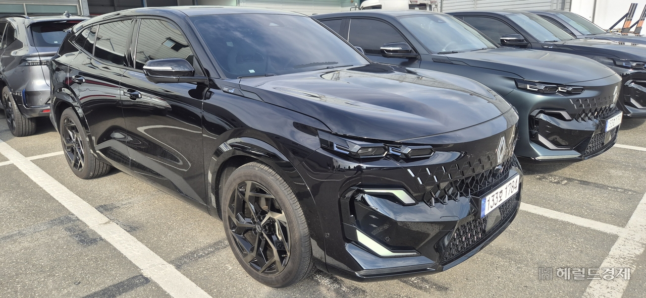 A reporter test-drives Renault Korea's flagship crossover, the Filante, on a roughly 330-kilometer route from Yongin, Gyeonggi Province, to Changwon, South Gyeongsang Province, on Wednesday.