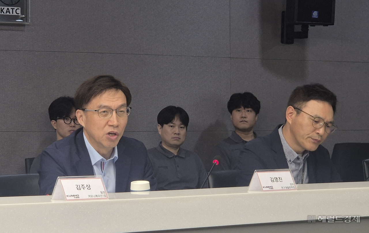 Kim Young-jin (left), executive vice president and head of Kumho Tire's research and development division, and Kim Ho-jung, senior vice president of the product development team, explain the development process and key performance features of Renault Korea's original-equipment tires at the Central Research Institute in Yongin, Gyeonggi Province, on Wednesday.
