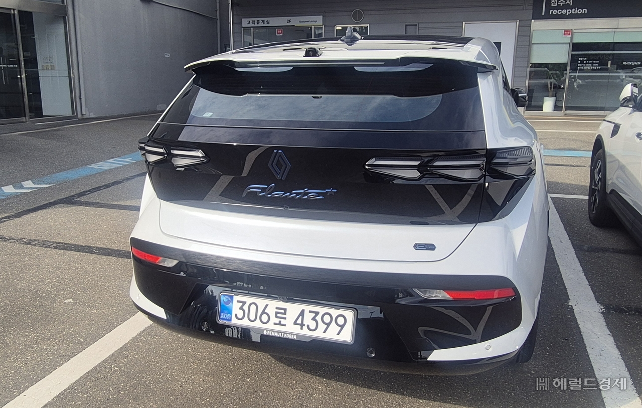 The rear of Renault Korea's flagship crossover, the Filante. The vehicle is equipped with a hybrid E-Tech powertrain producing a combined system output of 250 horsepower.