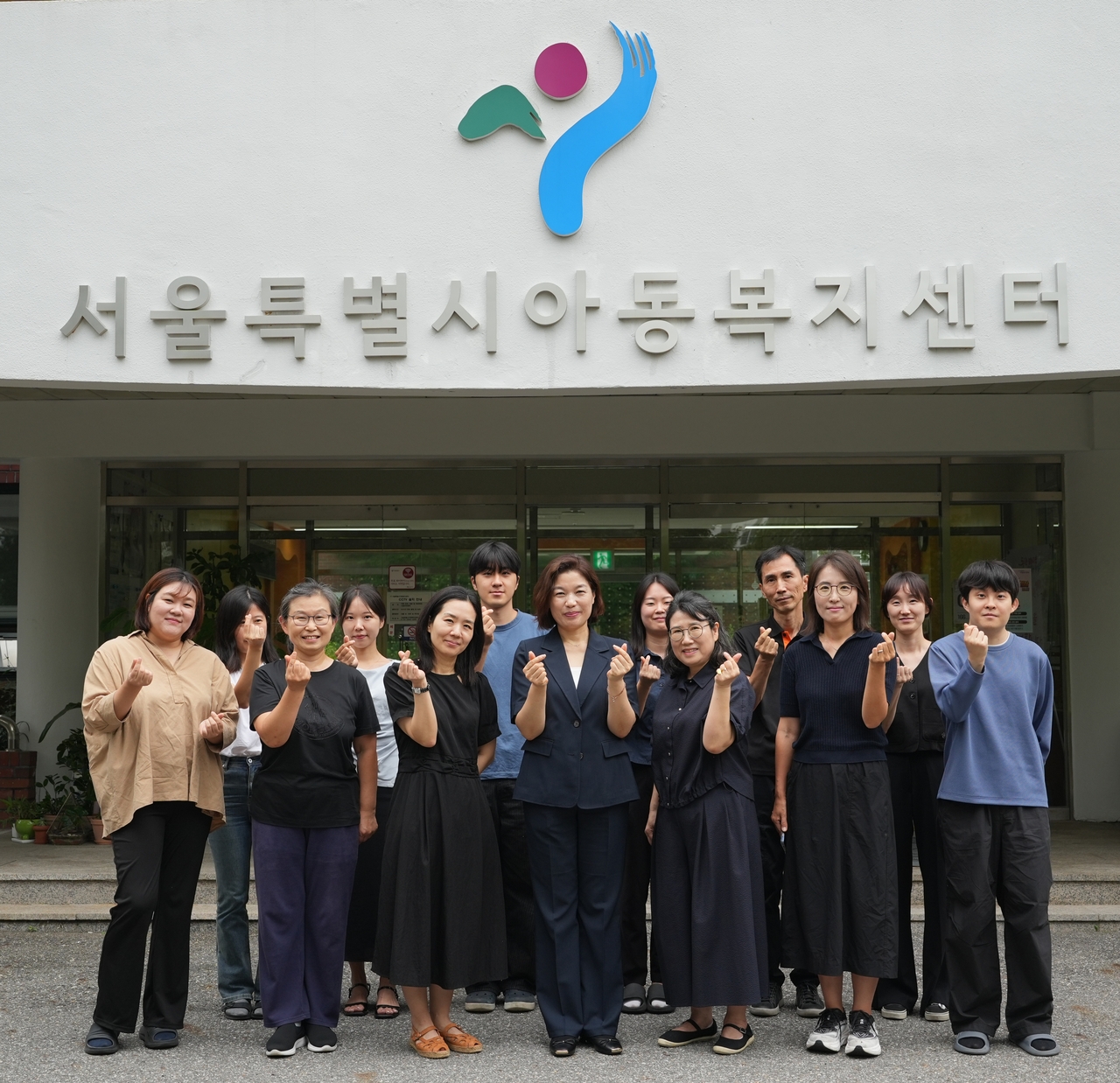 Director Park Mi-young of the Seoul Children's Welfare Center poses with staff members in a commemorative photo, pledging their commitment to children's healthy growth and happy futures. (Yang Jeong-won)
