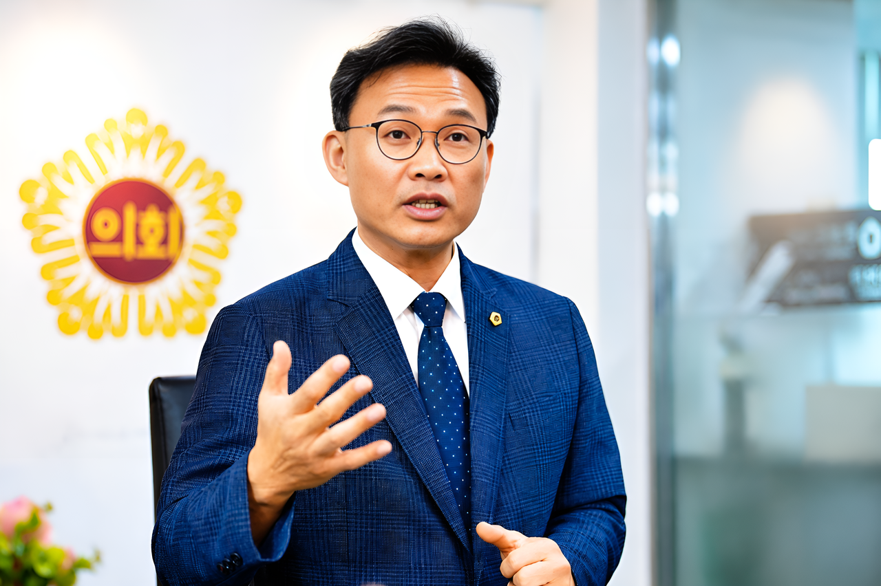 이상훈 서울시의회 더불어민주당 대표의원이 지방의회 권한 강화, 민생경제 회복, 노후 인프라 개선 등 시민 생활과 맞닿은 주요 현안에 대한 견해를 밝히고 있다. 공공정책팀 조수임