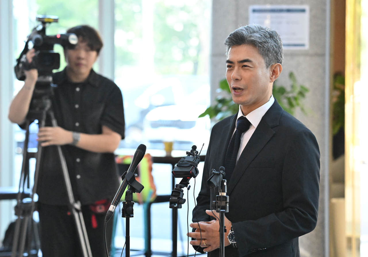 강신철 국방부 장관 후보자가 3일 오전 서울 용산구 국방컨벤션에 마련된 인사청문회 준비 사무실로 출근하며 취재진의 질의에 답변하고 있다. 임세준 기자
