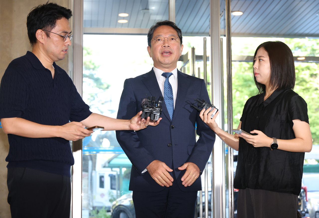 Kim Seung-won, nominee for justice minister, answers reporters' questions as he arrives at his confirmation hearing preparation office in the Jeokseon Hyundai Building in Jongno-gu, Seoul, on Thursday.