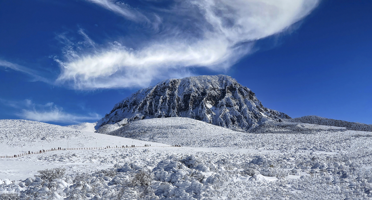 Snow covers the summit of Hallasan. (Getty Images)