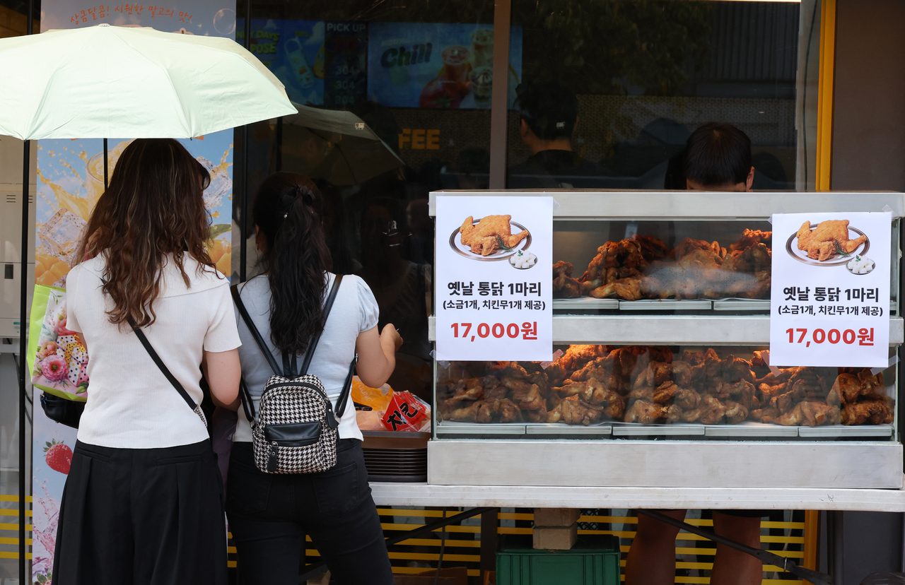 Visitors queue outside a store near the festival venue at Yeouido Hangang Park in Seoul on Saturday. (Yonhap)
