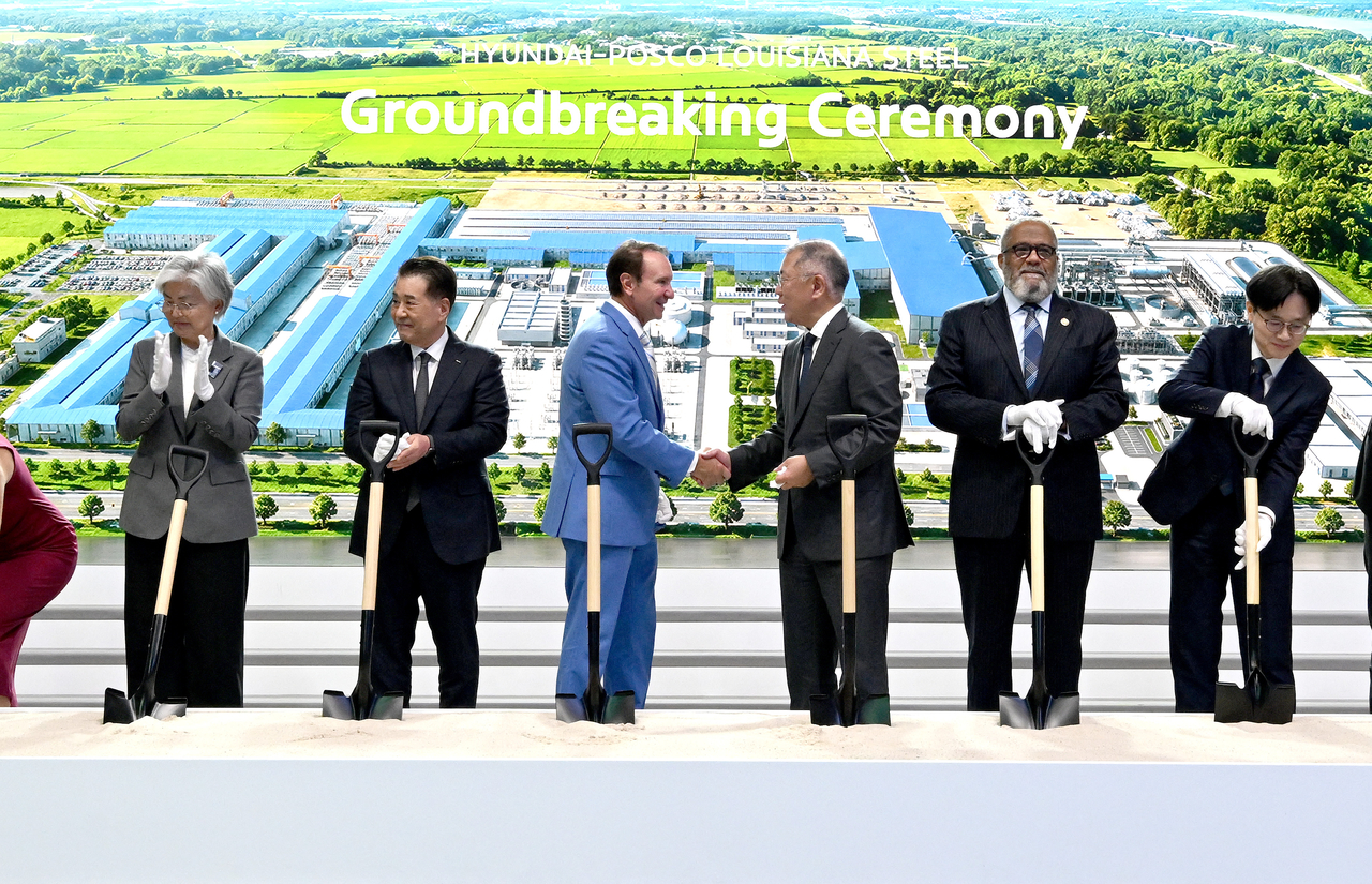 Hyundai Motor Group Executive Chair Chung Euisun (third from right) shakes hands with Louisiana Gov. Jeff Landry (third from left) at the groundbreaking ceremony for Hyundai-Posco Louisiana Steel at Donaldsonville, Louisiana, Friday. (Hyundai Steel)