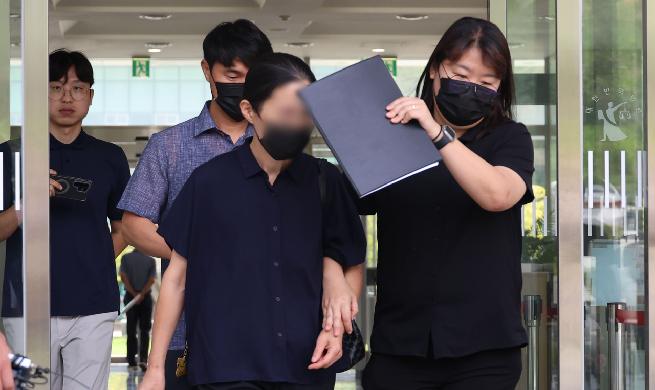 The grandmother of a 11-year-old boy who died in Cheonan, South Chungcheong Province, enters the Cheonan branch of the Daejeon District Court on Aug. 11. (Yonhap)
