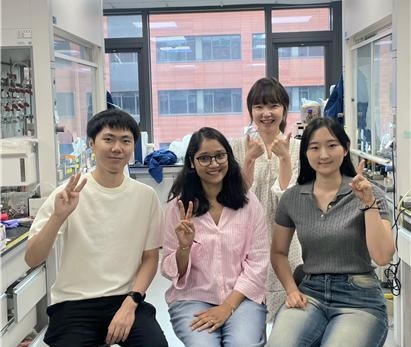서창현(왼쪽부터) KAIST 석박사통합과정, 니투 싱 박사, 백윤정 교수, 임하늘 석박사통합과정.[KAIST 제공]
