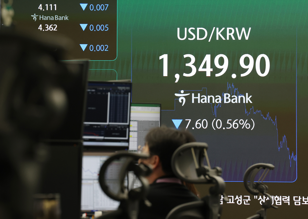 The dealing room at Hana Bank in Jung-gu, Seoul. [Yonhap]