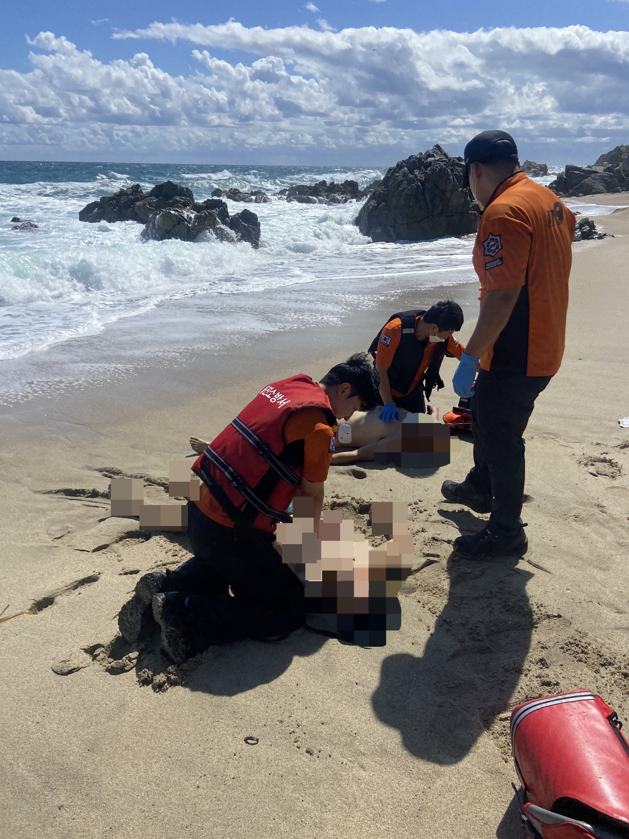출동한 소방관들이 바다에 빠졌다 심정지 상태로 구조된 남성들에게 응급 조치를 취하고 있다.[경북소방본부 제공]