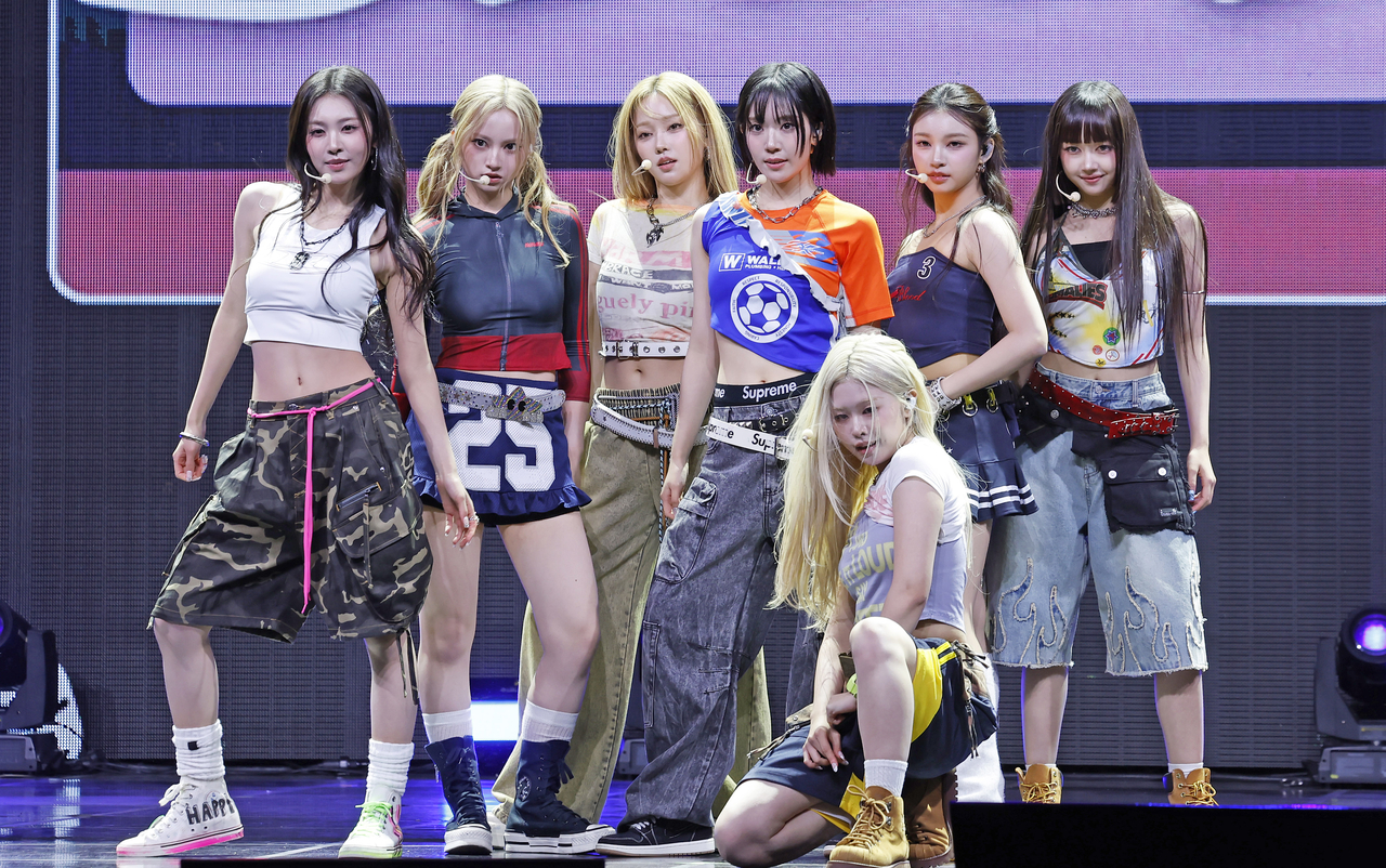 OurBirthday performs "Squeezy" during a press showcase at Bluesquare Woori Won Banking Hall in Yongsan-gu, central Seoul, Aug. 19. (Newsis)