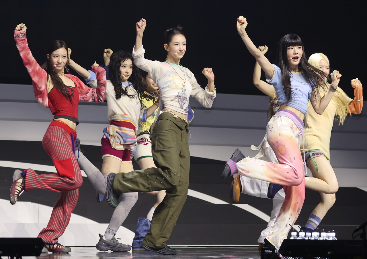 Tuide performs "Grls" during a press showcase at Yes24 Live Hall in Gwangjin-gu, eastern Seoul on Aug. 24. (Newsis)