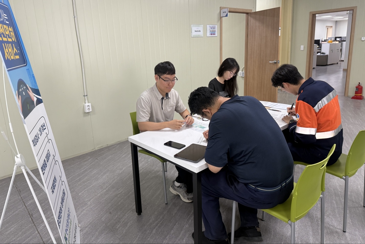 Korea Zinc's Onsan Smelter runs a mobile civil-service program with the Ulsan Driver's License Examination Office to improve convenience and welfare for employees. [Korea Zinc]
