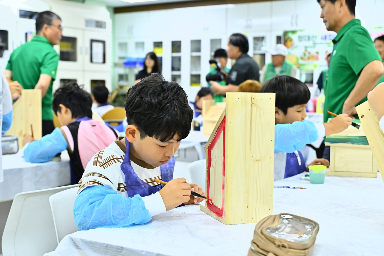 Children from Joyang-dong in Sokcho decorate birdhouses to be placed on Cheongdaesan.