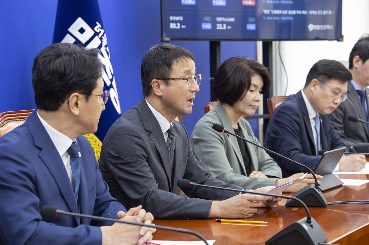 더불어민주당 한병도 당 대표 직무대행 겸 원내대표가 4일 국회에서 열린 원내대책회의에서 정부가 발표한 2026 세제 개편안과 관련해 발언하고 있다.[연합]