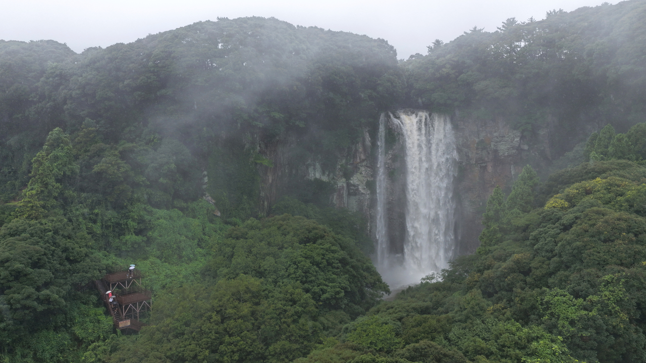 Eongtto Falls cascades in Gangjeong-dong, Seogwipo, Jeju Island, Aug. 18. (Yonhap)