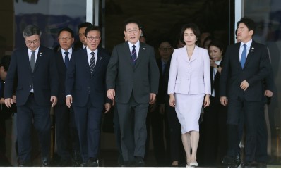 프랑스를 국빈 방문하는 이재명 대통령과 김혜경 여사가 6일 경기 성남시 서울공항에서 공군 1호기로 이동하고 있다. 왼쪽부터 윤호중 행정안전부 장관, 김민석 더불어민주당 대표, 이 대통령, 김 여사, 강훈식 대통령비서실장. <연합뉴스>
