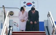 Lee heads to France for Lumiere Summit, talks with Macron
