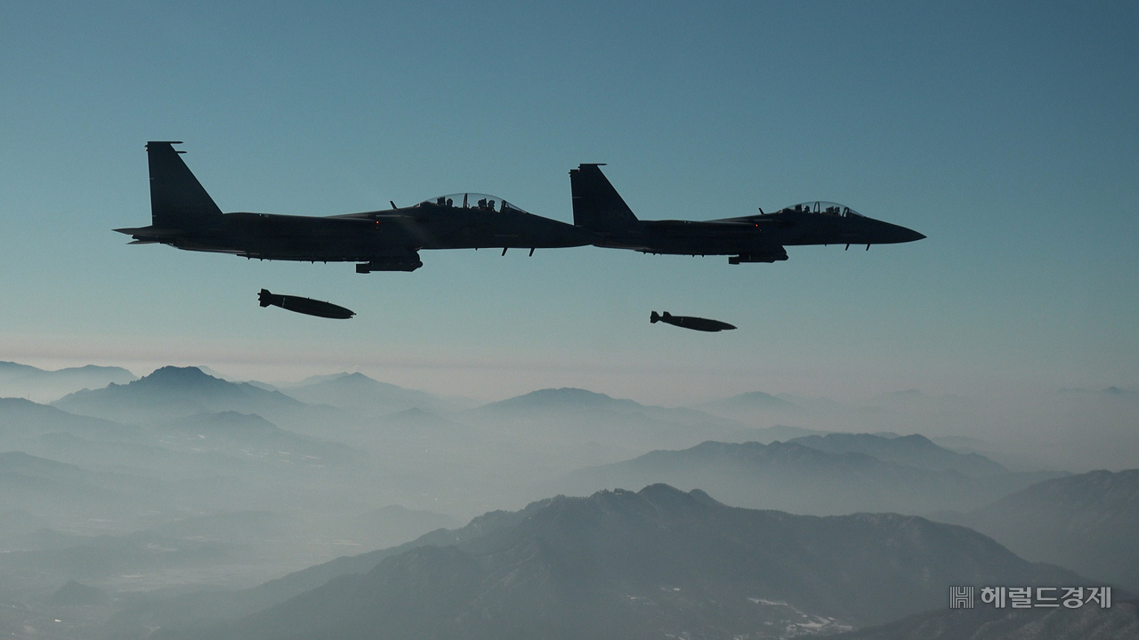 F-15K 전투기가 MK-84 공대지폭탄을 투하하고 있는 모습. 사진은 기사와 직접적 관련 없음. [공군 제공]