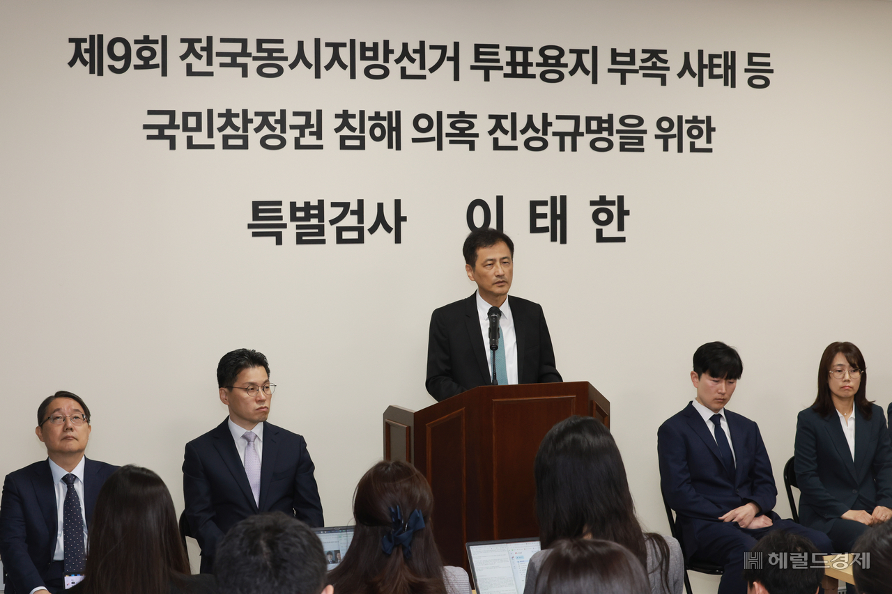 Special Prosecutor Lee Tae-han, who is leading the investigation into allegations surrounding the National Election Commission including the ballot shortage during the June 3 local elections, outlines the team's plans at a briefing room in the special prosecutor's office in Seocho-gu, Seoul, on Monday morning. (Yun Chang-bin)