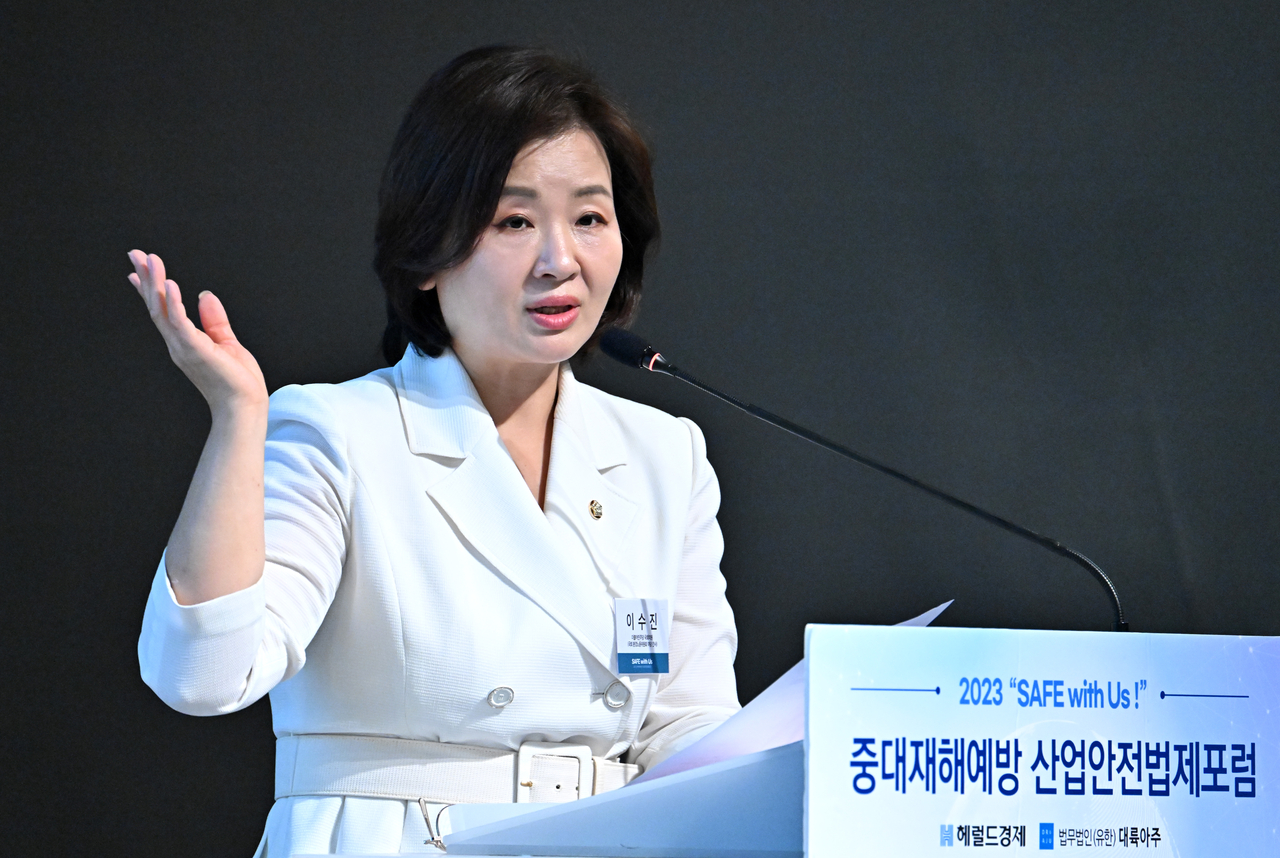 헤럴드경제와 법무법인 대륙아주가 공동주최하는 중대재해예방 산업안전법제포럼 9월 초청강연이 열린 20일 오전 서울 중구 더 플라자 호텔에서 이수진 국회 환경노동위원회 야당 간사가 연사로 참석해 강연을 하고 있다. 임세준 기자