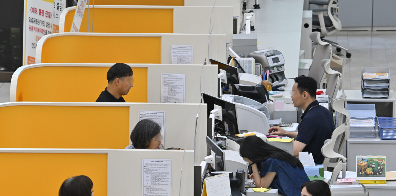 Customers receive financial consultations at a KB Kookmin Bank branch in central Seoul. [Herald DB]