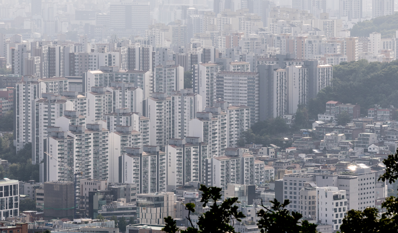 24일 오전 서울 중구 남산에서 바라본 서울시내 아파트의 모습. 윤창빈 기자