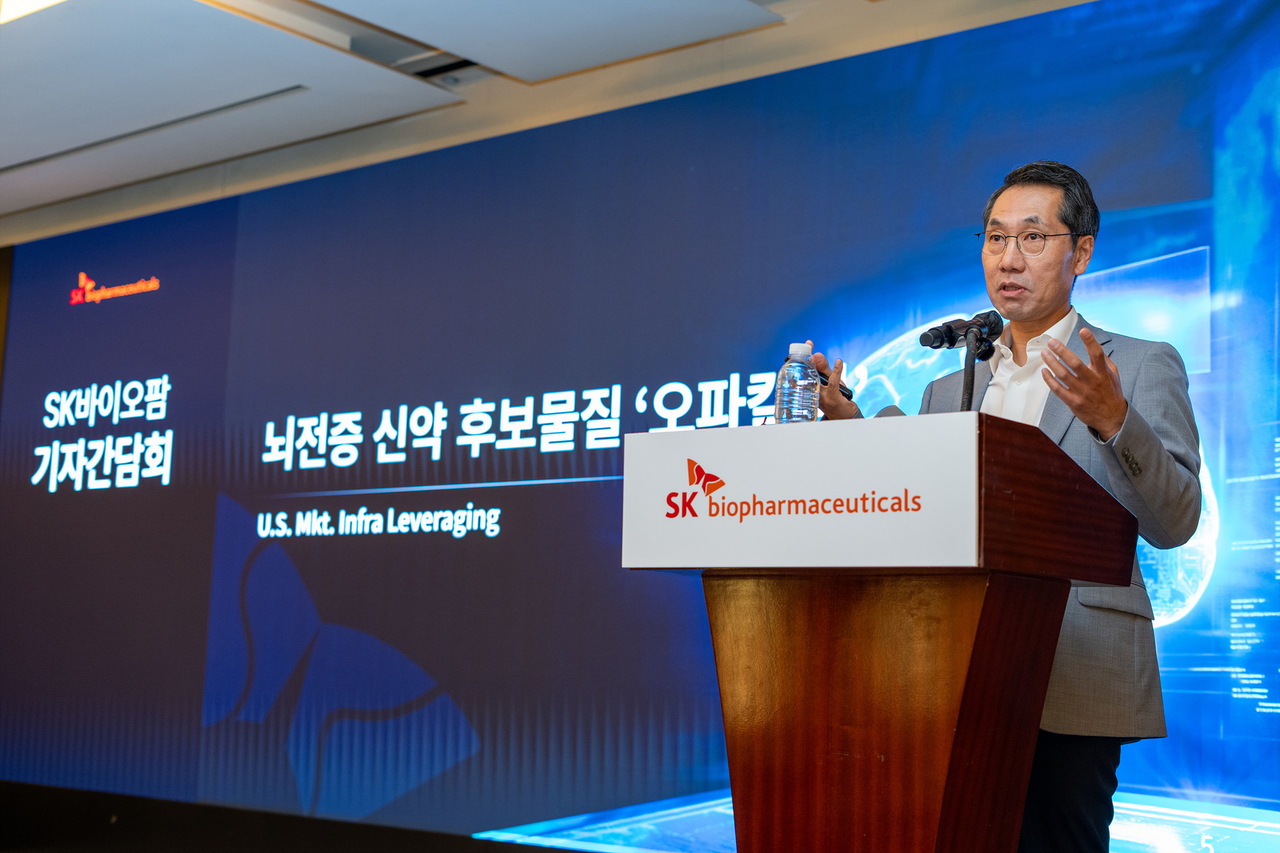 이동훈 SK바이오팜 사장이 26일 서울 중구 웨스틴조선 호텔에서 기자간담회를 열고 발표를 진행하고 있다. [SK바이오팜 제공]