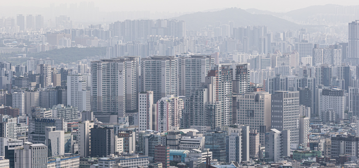 A view of a densely packed apartment district in Seoul. (Yoon Chang-bin/The Korea Herald)
