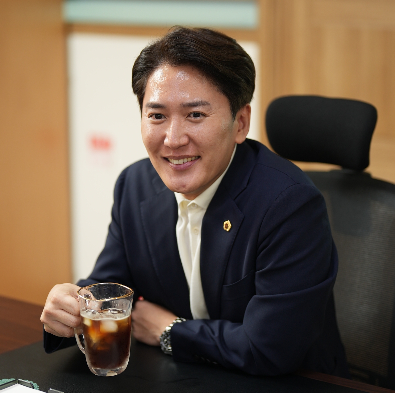 이민석 서울시의회 환경수자원위원장이 ‘정쟁보다 칭찬’의 첫 번째 초대 손님으로 나서 시민을 위한 의정활동과 동료 의원 간 소통의 의미를 이야기하고 있다. 공공정책팀 조수임