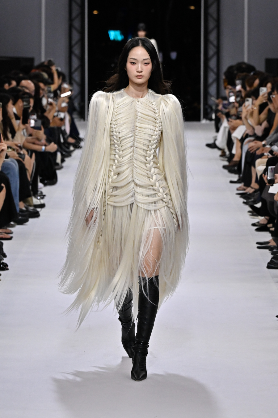 Model Shin Hyun-ji opens Kimhekim's show for the 2027 spring-summer Seoul Fashion Week. (SFW)