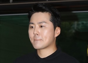 Singer Lee Ru reveals torn knee meniscus after returning to TV following drunk-driving hiatus